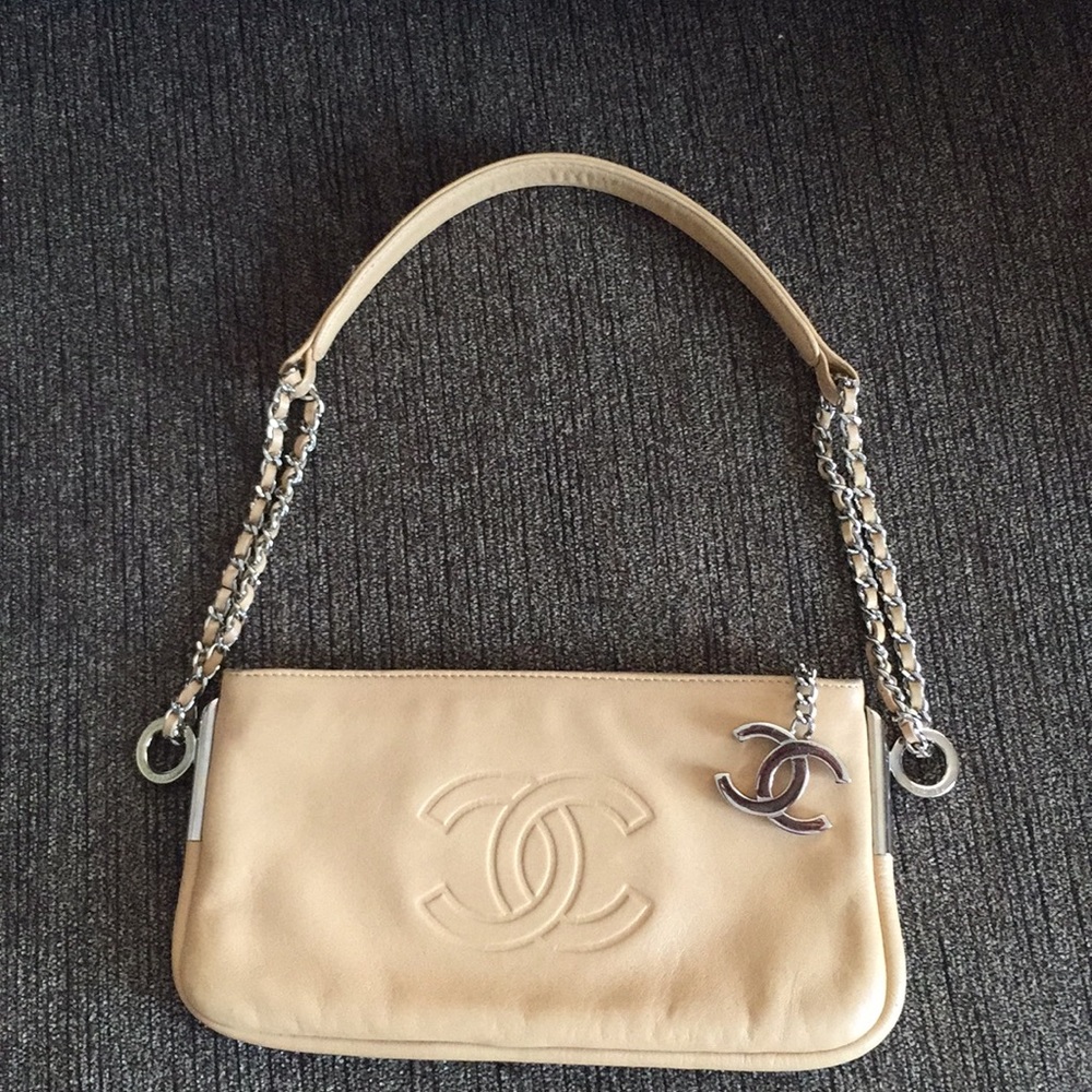 Sweet tan leather Chanel shoulder bag.